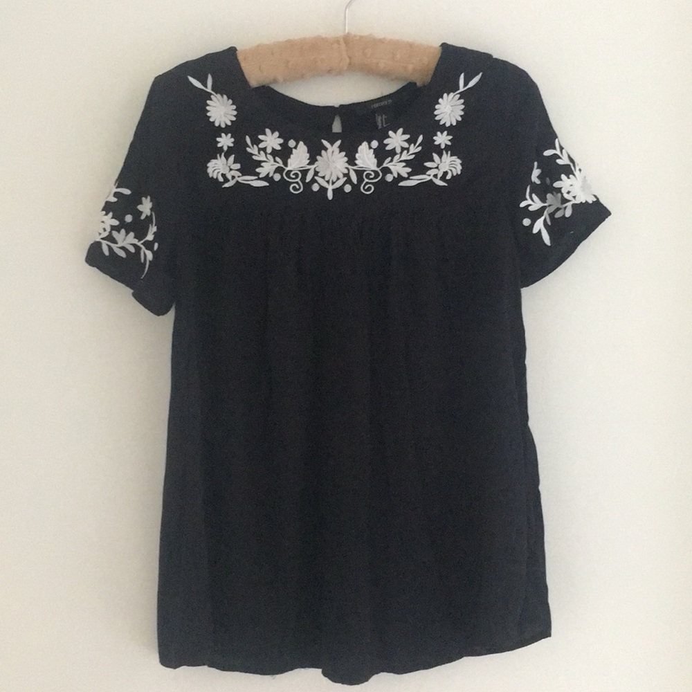 Forever21 black and white embroidered blouse S